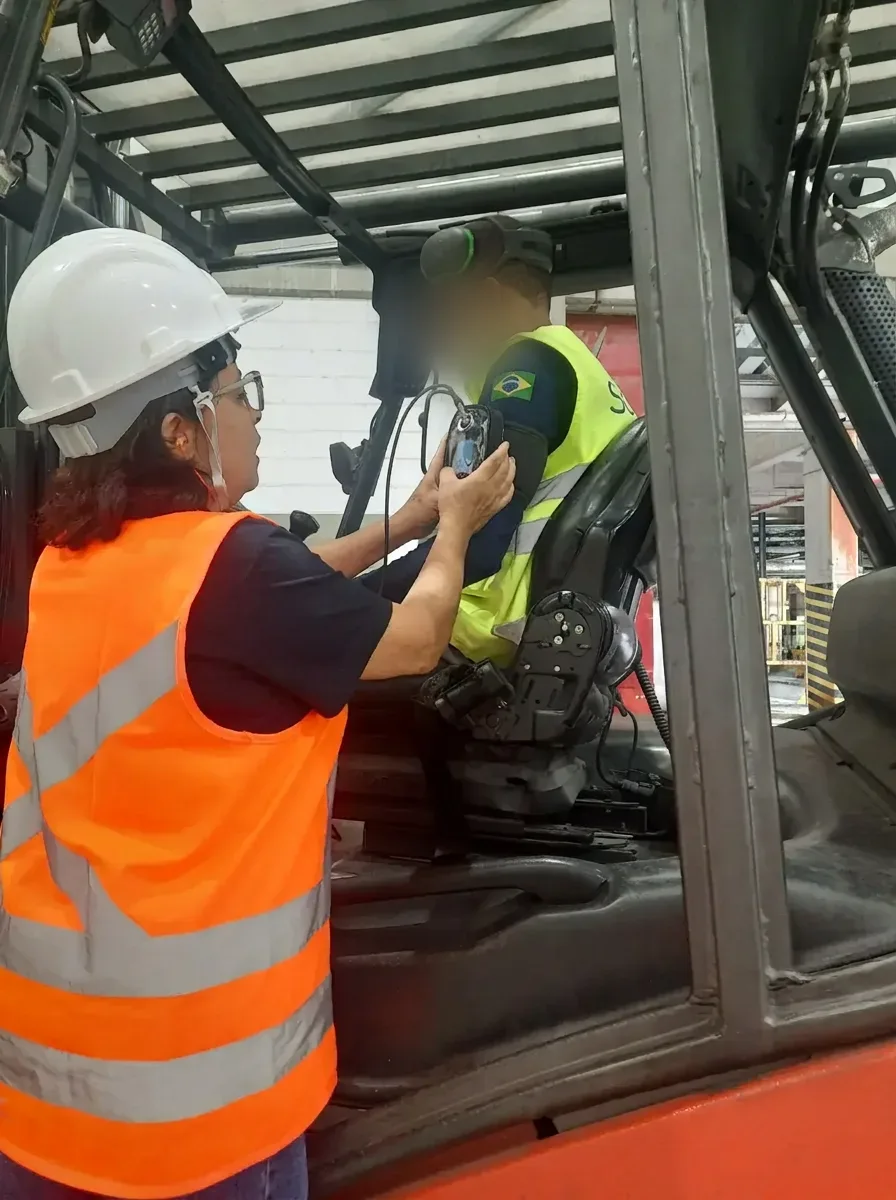 Avaliação de vibração de corpo inteiro em operação de empilhadeira
